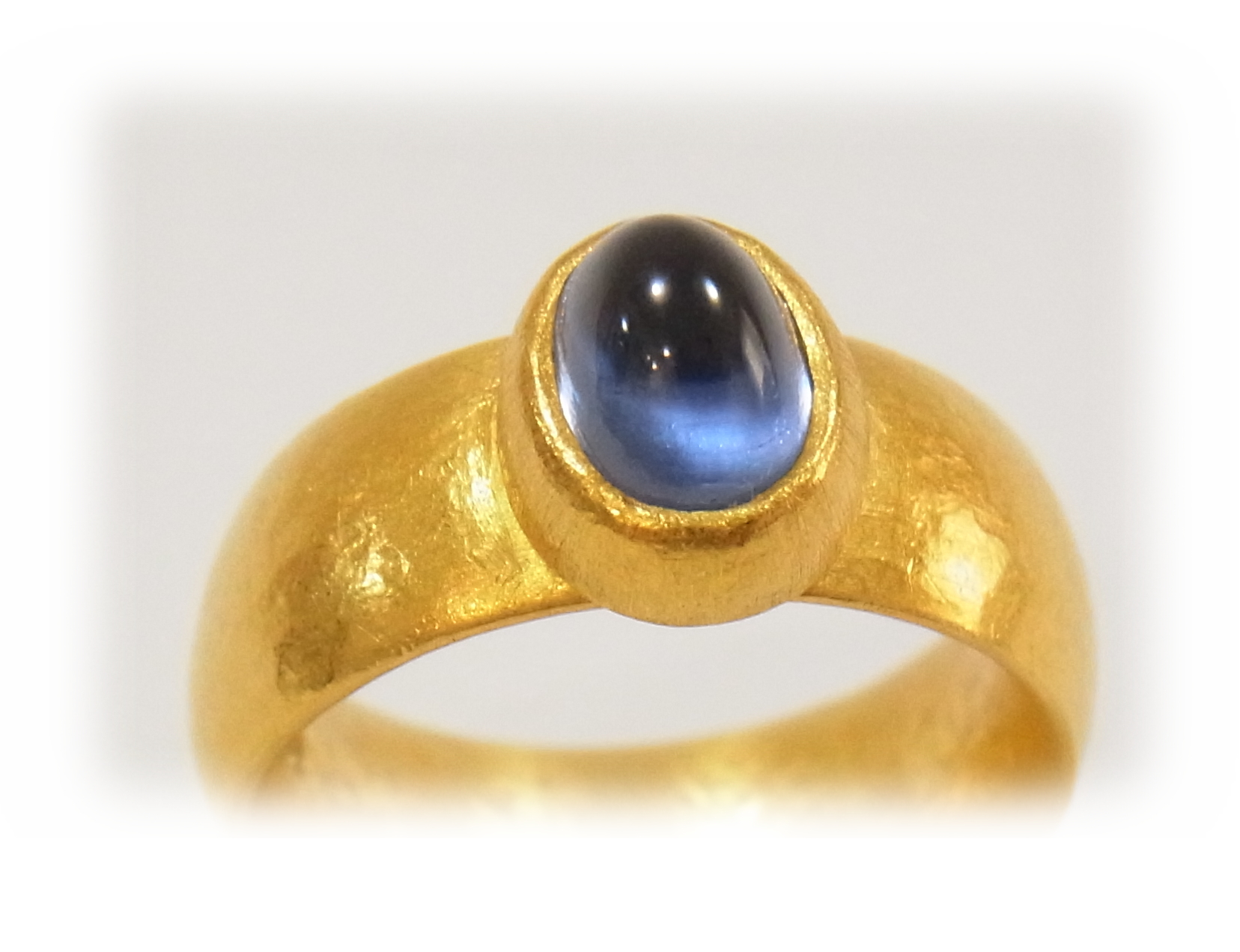 Handmade Jewelry by Nao goldwork: Cabochon blue sapphire gold ring