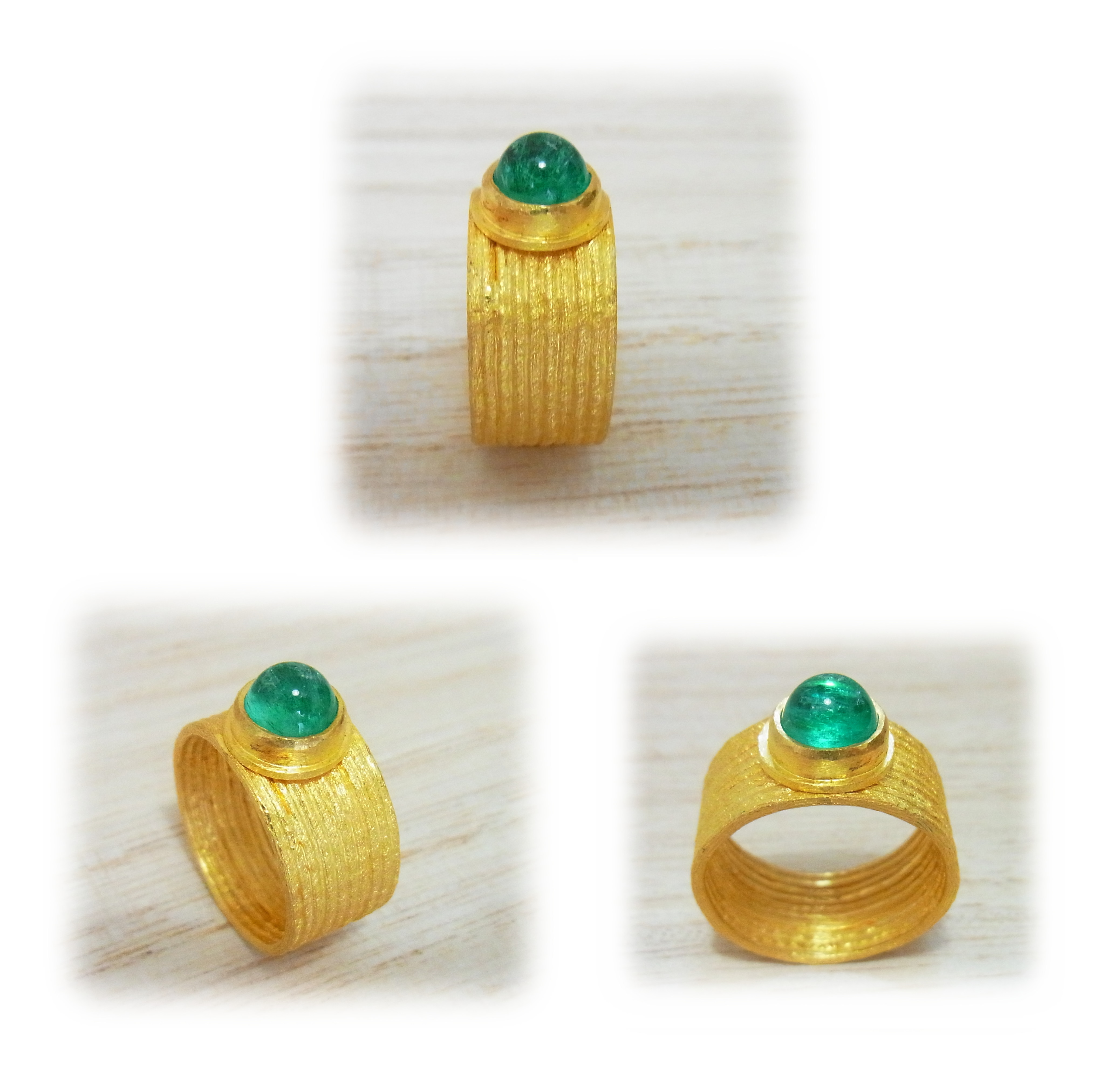 Gold wire ring with round-cabochon Emerald