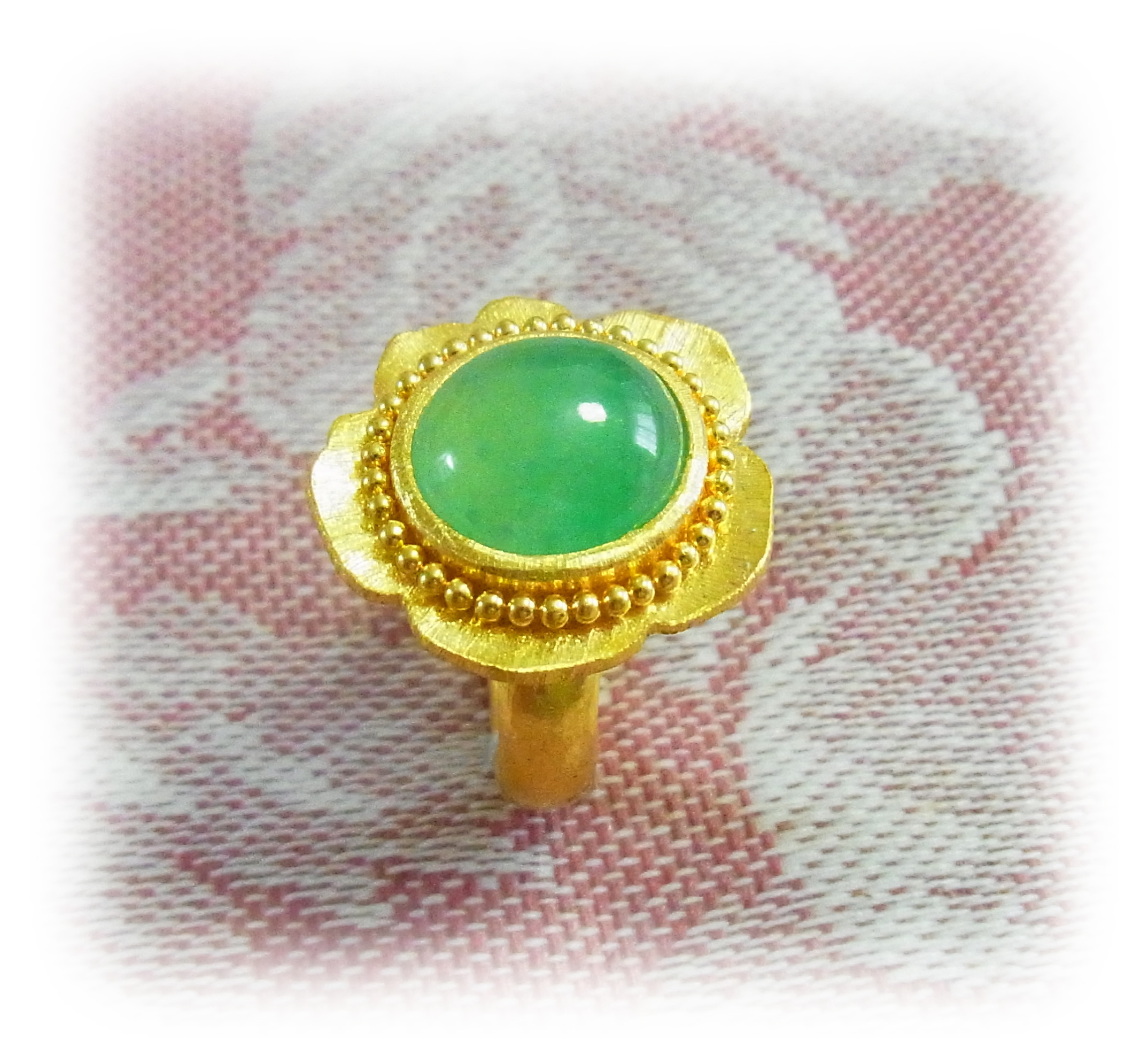 Apple green Jadeite Gold ring (View from a slightly elevated angle)
